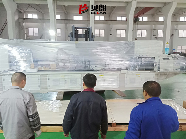 貝朗雙頭線材折彎?rùn)C(jī)包裝中 貝朗雙頭線材折彎?rùn)C(jī)包裝中