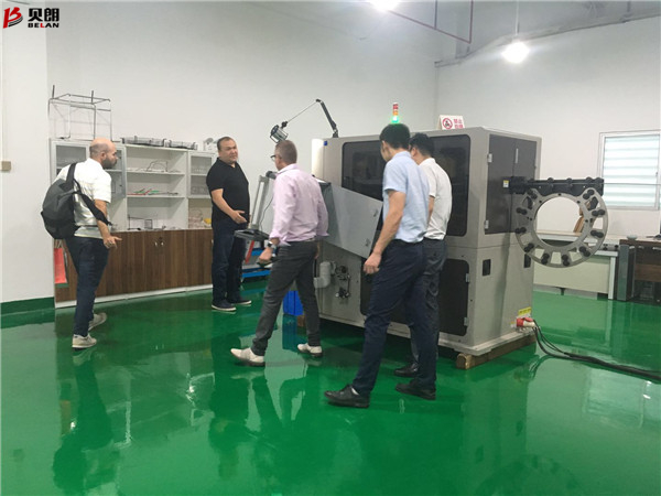 看，又有外國客戶參觀貝朗鋼絲鐵絲折彎機(jī)