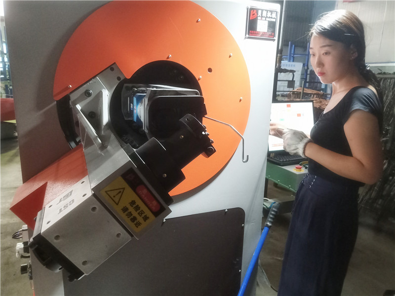 貝朗全自動數(shù)控折彎機(jī)女同志也能調(diào)試，你知道嗎？